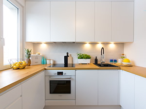 Przytulne i kolorowe mieszkanie w bloku - Średnia biała z zabudowaną lodówką z podblatowym zlewozmywakiem kuchnia w kształcie litery u z oknem, styl skandynawski - zdjęcie od make again