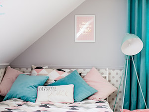 Pastelowy pokój dziewczęcy - Mały szary pokój dziecka dla nastolatka dla chłopca dla dziewczynki, styl skandynawski - zdjęcie od make again