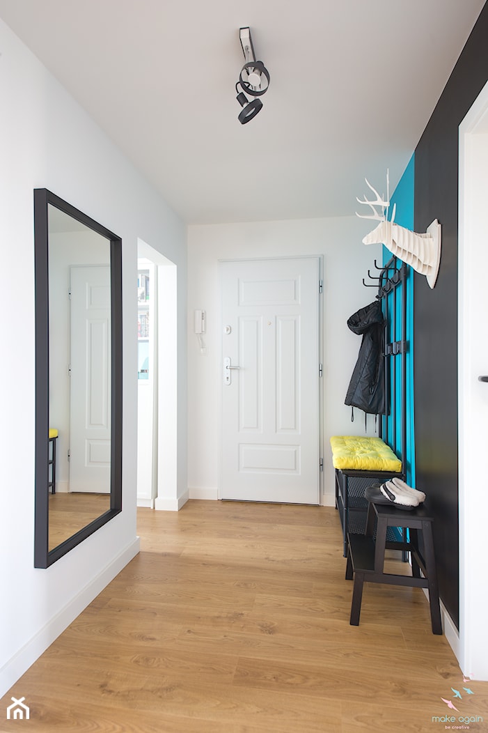 Przytulne i kolorowe mieszkanie w bloku - Średni z wieszakiem biały czarny niebieski hol / przedpokój, styl nowoczesny - zdjęcie od make again - Homebook