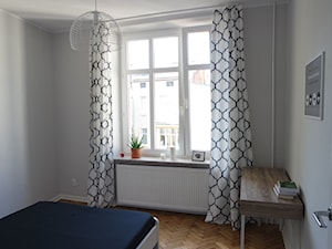 Metamorfoza mieszkania w kamienicy - Mała szara sypialnia, styl tradycyjny - zdjęcie od kas.wlod.