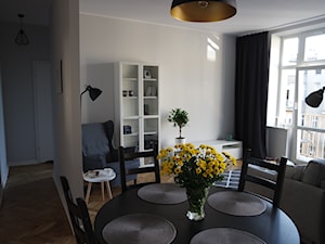 Metamorfoza mieszkania w kamienicy - Mały szary salon z jadalnią z tarasem / balkonem, styl tradycyjny - zdjęcie od kas.wlod.