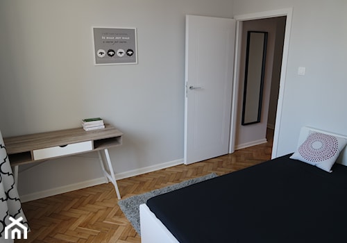 Metamorfoza mieszkania w kamienicy - Mała szara z biurkiem sypialnia, styl tradycyjny - zdjęcie od kas.wlod.