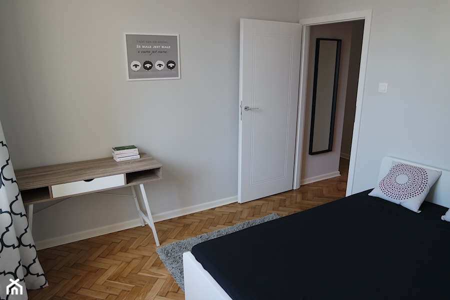 Metamorfoza mieszkania w kamienicy - Mała szara z biurkiem sypialnia, styl tradycyjny - zdjęcie od kas.wlod.