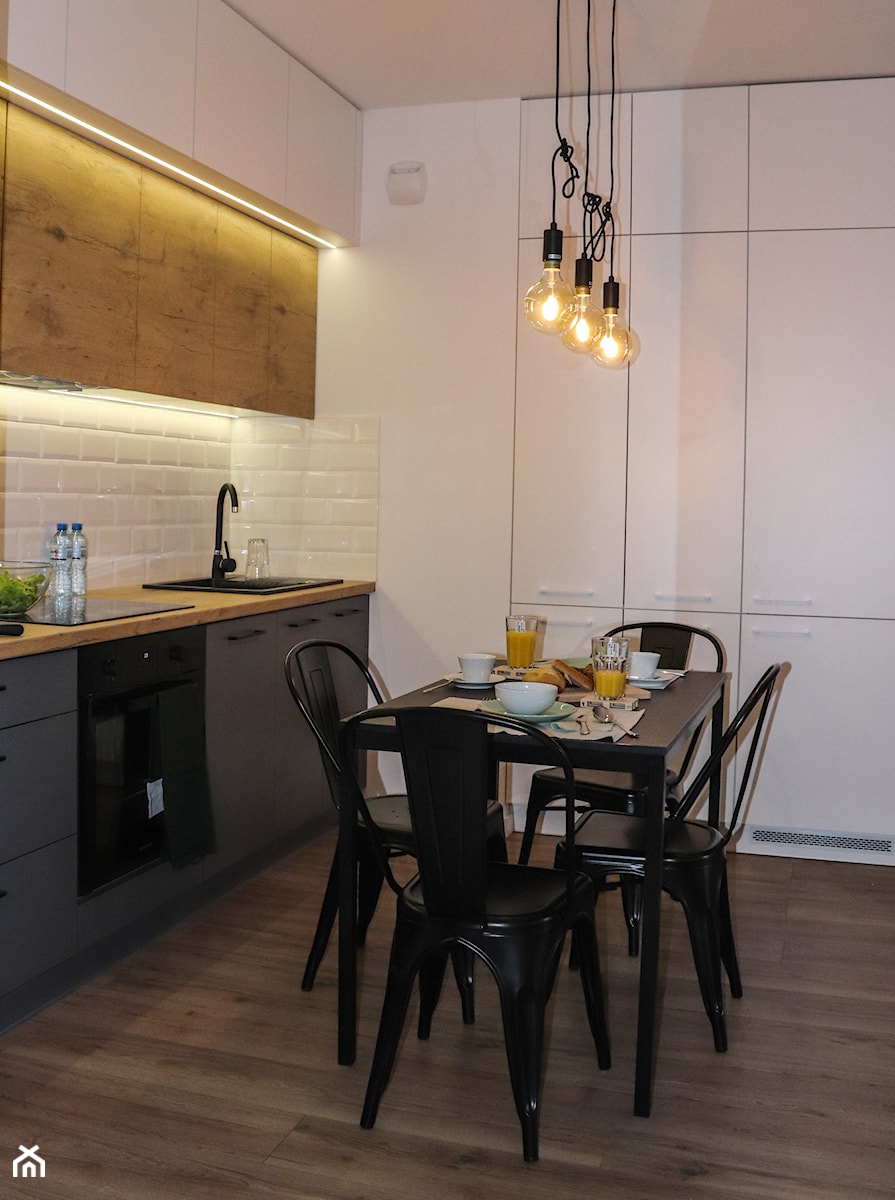 SOHO - Mała otwarta z salonem biała z zabudowaną lodówką z nablatowym zlewozmywakiem kuchnia w kształcie litery l, styl industrialny - zdjęcie od KUKA Concept