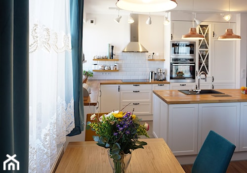 przytulne mieszkanie w Krakowie - Mała biała jadalnia w kuchni, styl prowansalski - zdjęcie od przeStworze