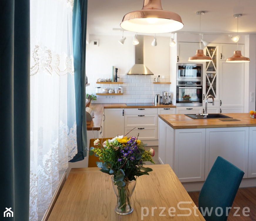 przytulne mieszkanie w Krakowie - Mała biała jadalnia w kuchni, styl prowansalski - zdjęcie od przeStworze