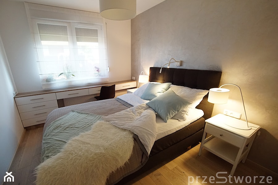 dwupoziomowe w Katowicach - Średnia biała z biurkiem sypialnia, styl skandynawski - zdjęcie od przeStworze