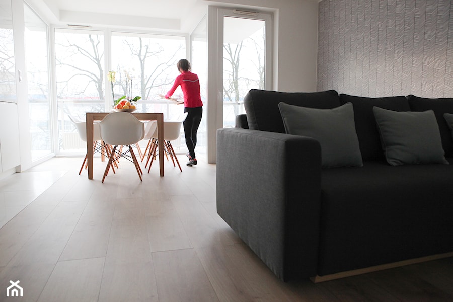 Apartament Kościelna - Średnia biała szara jadalnia w salonie, styl skandynawski - zdjęcie od BIEN STUDIO