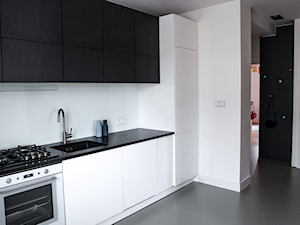 PODKOMORSKA - Mała średnia otwarta z salonem biała z zabudowaną lodówką kuchnia jednorzędowa, styl nowoczesny - zdjęcie od BIEN STUDIO