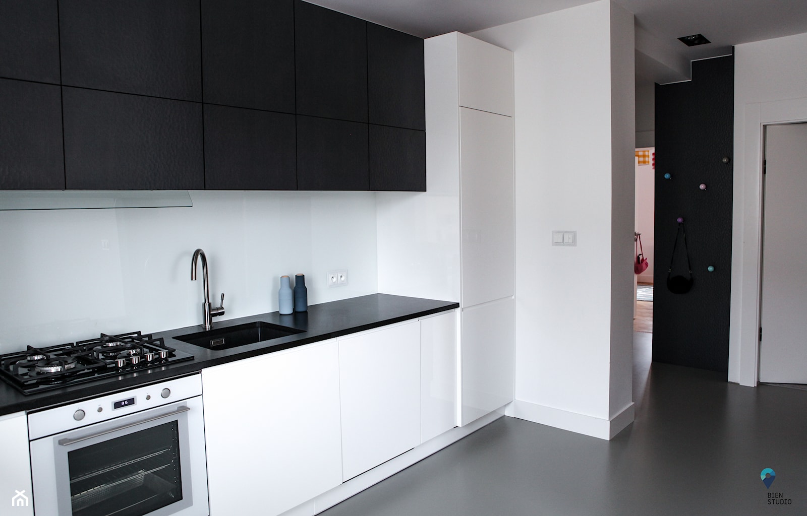 PODKOMORSKA - Mała średnia otwarta z salonem biała z zabudowaną lodówką kuchnia jednorzędowa, styl nowoczesny - zdjęcie od BIEN STUDIO - Homebook