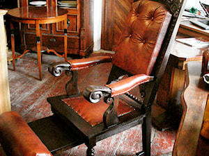 Fotel biurowy z regulowanym oparciem oraz wysuwanym i regulowanym podnóżkiem. - zdjęcie od Pracownia Sofka