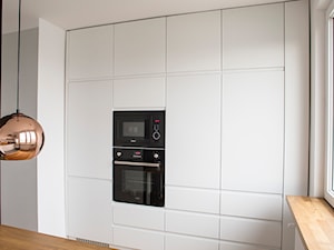 #FRN2 - Duża otwarta biała szara z zabudowaną lodówką kuchnia dwurzędowa - zdjęcie od Och-Ach_Concept
