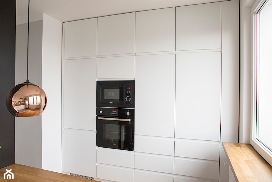 #FRN2 - Duża otwarta biała szara z zabudowaną lodówką kuchnia dwurzędowa - zdjęcie od Och-Ach_Concept