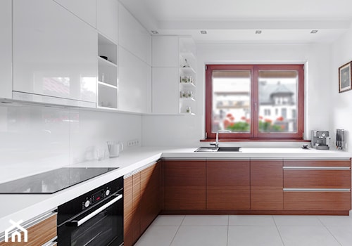 #RKA _ 2014 r - Średnia otwarta biała z zabudowaną lodówką z nablatowym zlewozmywakiem kuchnia w kształcie litery l z oknem, styl nowoczesny - zdjęcie od Och-Ach_Concept