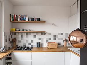 #FRN2 - Średnia otwarta z salonem biała z zabudowaną lodówką z nablatowym zlewozmywakiem kuchnia w kształcie litery u - zdjęcie od Och-Ach_Concept