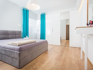 Duża biała szara sypialnia, styl nowoczesny - zdjęcie od Och-Ach_Concept