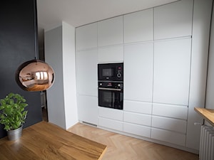 #FRN2 - Średnia czarna szara z zabudowaną lodówką kuchnia jednorzędowa - zdjęcie od Och-Ach_Concept
