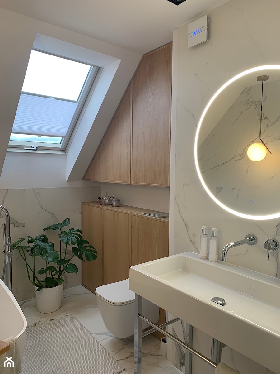 Jasna, nowoczesna i przytulna łazienka na poddaszu - marmur i drewno - zdjęcie od Paulina Knapczyk