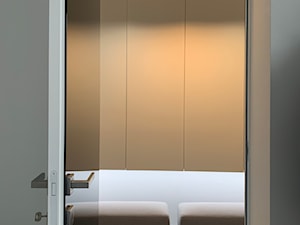 Hol wejściowy z ukrytym przejściem do garderoby, podwieszaną szafą i pufami - zdjęcie od Paulina Knapczyk
