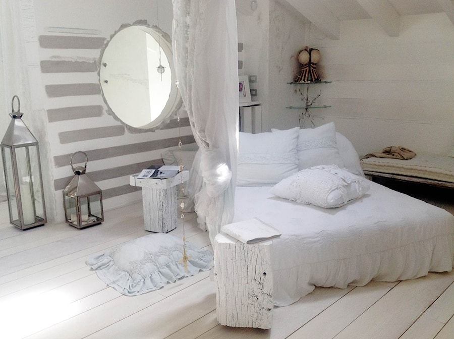Mała beżowa sypialnia na poddaszu - zdjęcie od DEQOS