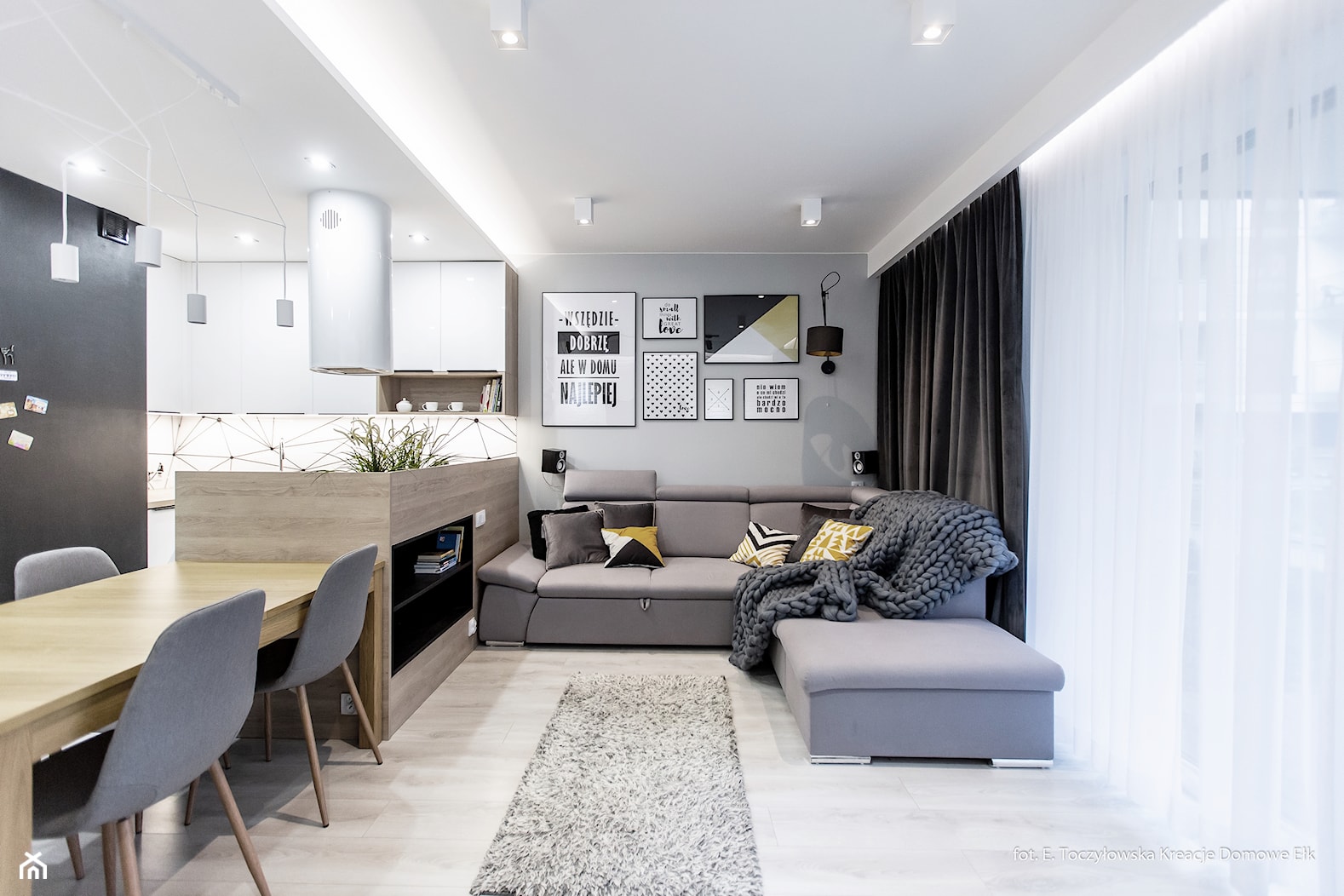 Kontrastowe mieszkanie - Salon, styl nowoczesny - zdjęcie od ZIELONE studio projektowe - Homebook