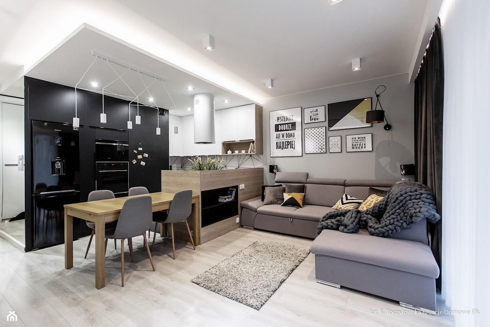 Kontrastowe mieszkanie - Salon, styl nowoczesny - zdjęcie od ZIELONE studio projektowe - Homebook