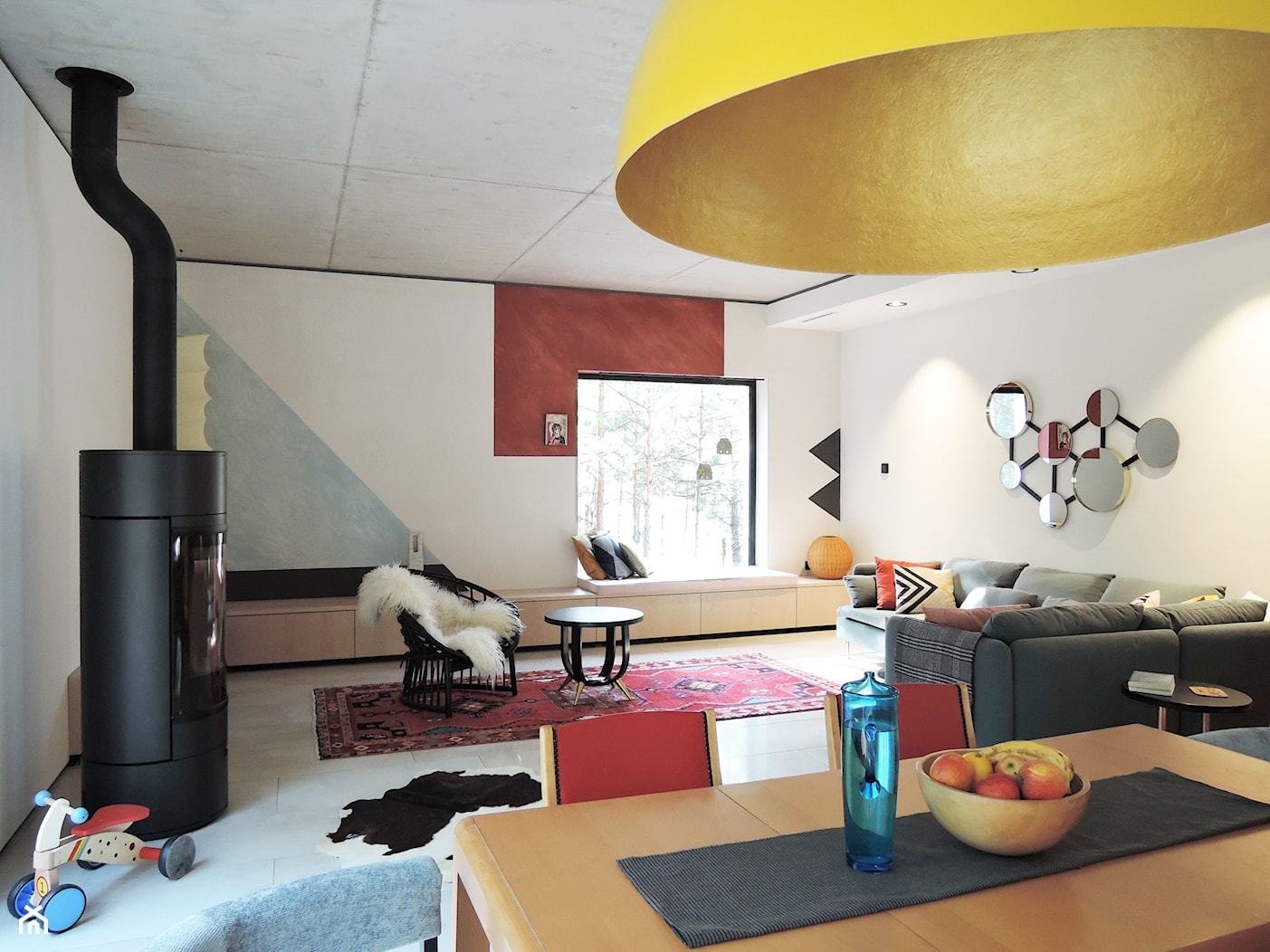 Posmodernistyczna wieś - Średni szary salon z jadalnią, styl nowoczesny - zdjęcie od MUTUO Studio Projektowe - Homebook