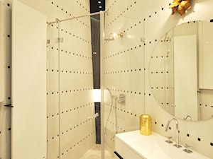Sprytna kawalerka - Mała bez okna z marmurową podłogą z punktowym oświetleniem łazienka, styl vintage - zdjęcie od MUTUO Studio Projektowe