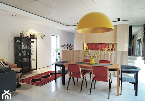 Posmodernistyczna wieś - Średni biały salon z kuchnią z jadalnią, styl nowoczesny - zdjęcie od MUTUO Studio Projektowe