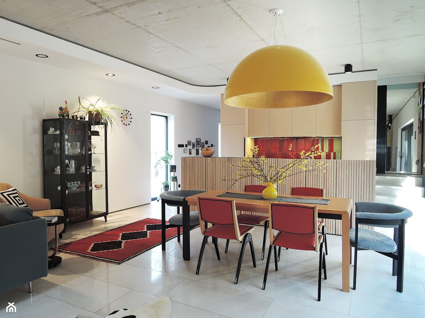 Posmodernistyczna wieś - Średni biały salon z kuchnią z jadalnią, styl nowoczesny - zdjęcie od MUTUO Studio Projektowe - Homebook