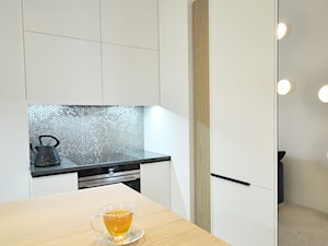 Sprytna kawalerka - Mała otwarta z kamiennym blatem biała z zabudowaną lodówką kuchnia jednorzędowa, styl vintage - zdjęcie od MUTUO Studio Projektowe