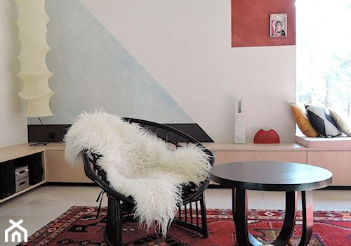 Posmodernistyczna wieś - Mały brązowy szary salon, styl nowoczesny - zdjęcie od MUTUO Studio Projektowe