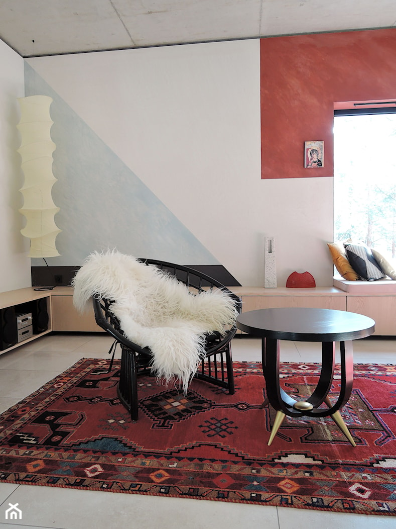 Posmodernistyczna wieś - Mały brązowy szary salon, styl nowoczesny - zdjęcie od MUTUO Studio Projektowe - Homebook
