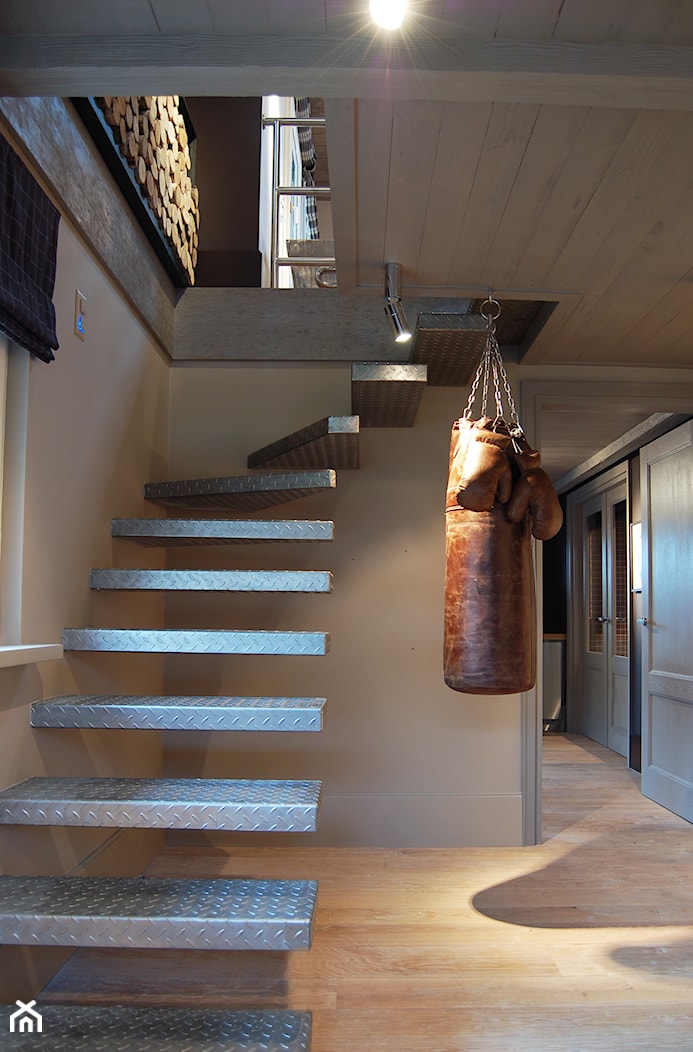 Dom w górach - Schody jednobiegowe zabiegowe metalowe, styl nowoczesny - zdjęcie od Home England & Architects - Homebook