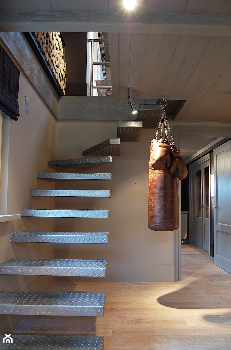 Dom w górach - Schody jednobiegowe zabiegowe metalowe, styl nowoczesny - zdjęcie od Home England & Architects