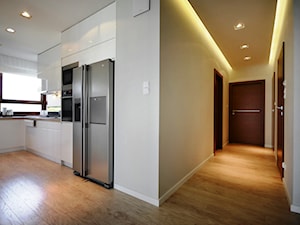 Apartament Altoria - Średni biały hol / przedpokój - zdjęcie od Pracownia Wnętrza - przestrzeń szyta na miarę
