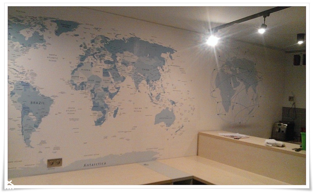 Tapety z serii mapy w małym biurze w Krakowie - zdjęcie od deKEA Polska - Homebook