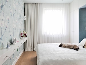 Cats&Dogs - Średnia biała szara sypialnia, styl prowansalski - zdjęcie od Ministerstwo Spraw We Wnętrzach