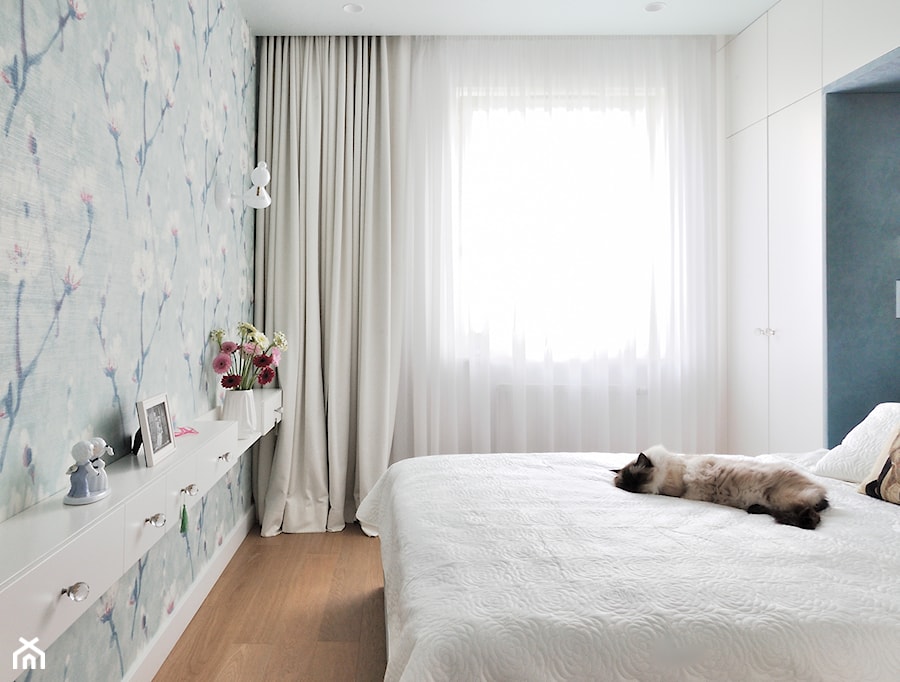 Cats&Dogs - Średnia biała szara sypialnia, styl prowansalski - zdjęcie od Ministerstwo Spraw We Wnętrzach