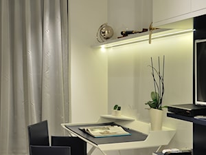 Apartament w Sea Towers - Małe białe biuro - zdjęcie od Ministerstwo Spraw We Wnętrzach