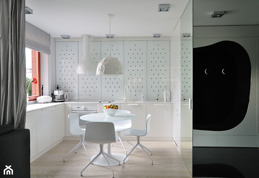 Igloo House "KONKURS" - Średnia otwarta biała z zabudowaną lodówką z podblatowym zlewozmywakiem kuchnia w kształcie litery l, styl nowoczesny - zdjęcie od Ministerstwo Spraw We Wnętrzach