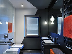 Helen's House - Średnia na poddaszu z dwoma umywalkami łazienka z oknem, styl minimalistyczny - zdjęcie od Ministerstwo Spraw We Wnętrzach