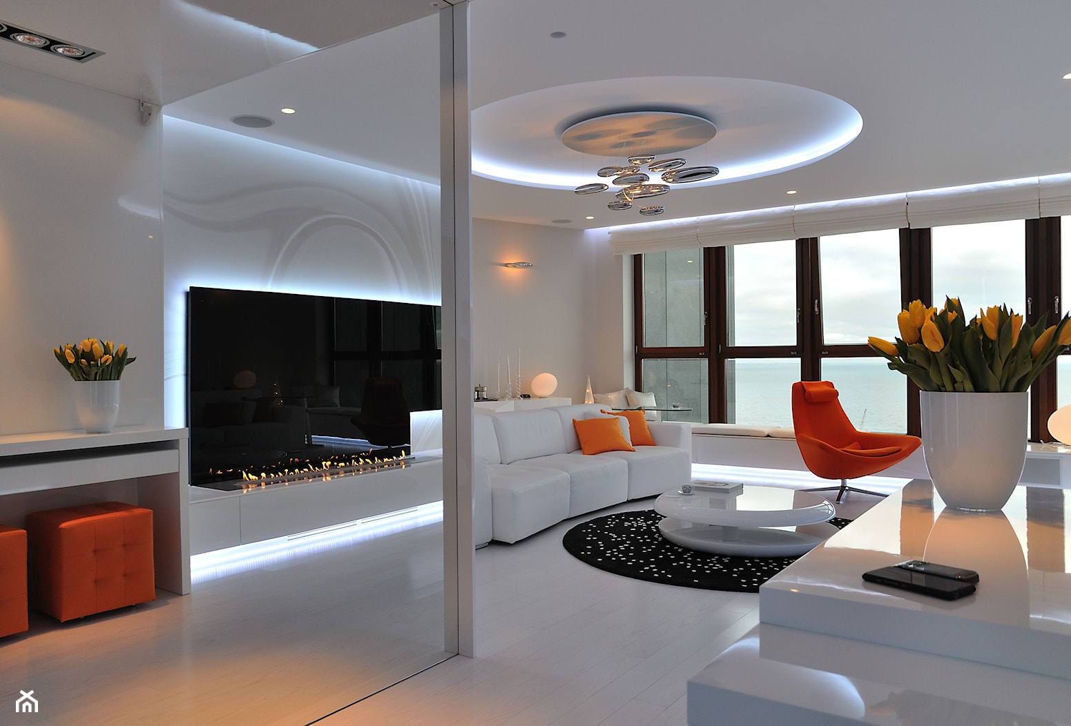 Apartament w Sea Towers - Duży biały salon - zdjęcie od Ministerstwo Spraw We Wnętrzach - Homebook