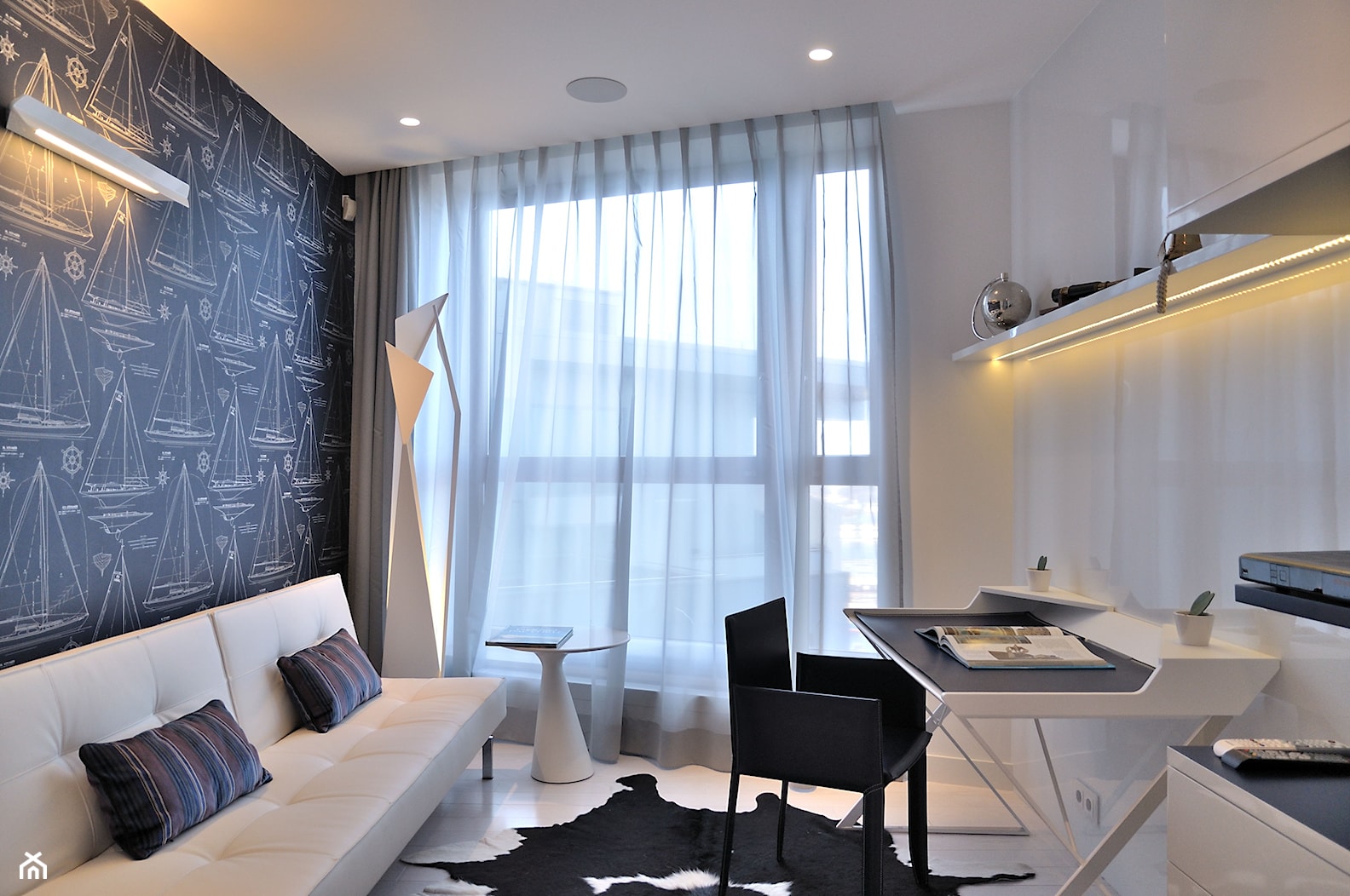 Apartament w Sea Towers - Średnie w osobnym pomieszczeniu z sofą białe czarne biuro - zdjęcie od Ministerstwo Spraw We Wnętrzach - Homebook