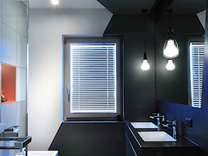 Helen's House - Mała z lustrem z dwoma umywalkami z punktowym oświetleniem łazienka z oknem, styl minimalistyczny - zdjęcie od Ministerstwo Spraw We Wnętrzach