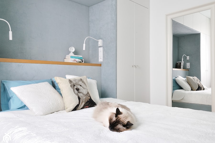 Cats&Dogs - Mała biała szara sypialnia, styl tradycyjny - zdjęcie od Ministerstwo Spraw We Wnętrzach