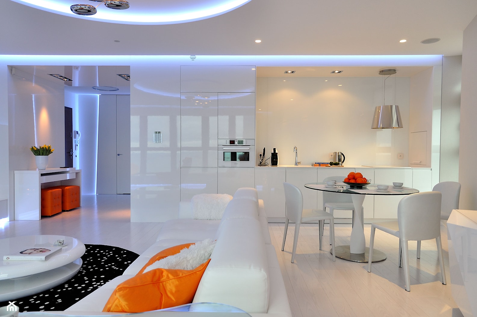 Apartament w Sea Towers - Mała otwarta z salonem biała z zabudowaną lodówką kuchnia jednorzędowa z k ... - zdjęcie od Ministerstwo Spraw We Wnętrzach - Homebook