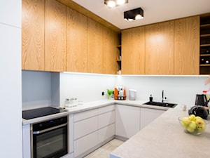 Mieszkanie Solaris Tczew - Średnia otwarta biała niebieska z zabudowaną lodówką z podblatowym zlewozmywakiem kuchnia w kształcie litery u, styl nowoczesny - zdjęcie od 1504architekci