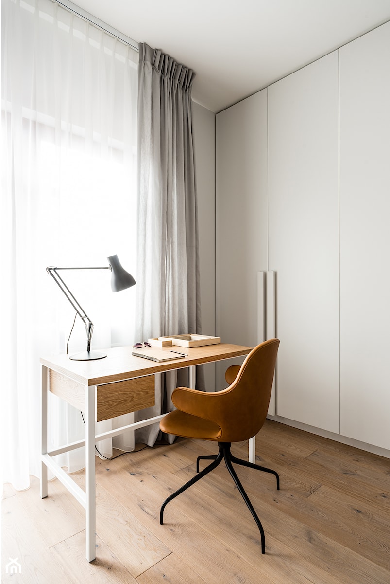 Apartament w Gdańsku - Małe białe biuro, styl nowoczesny - zdjęcie od ManaDesign