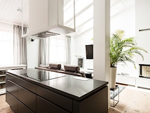 Apartament w Gdańsku - Mała otwarta z salonem biała z zabudowaną lodówką kuchnia jednorzędowa z wyspą lub półwyspem z oknem, styl nowoczesny - zdjęcie od ManaDesign